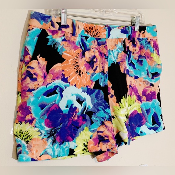 Worthington (size 14) Bright Floral Shorts with pockets - Picture 4 of 9